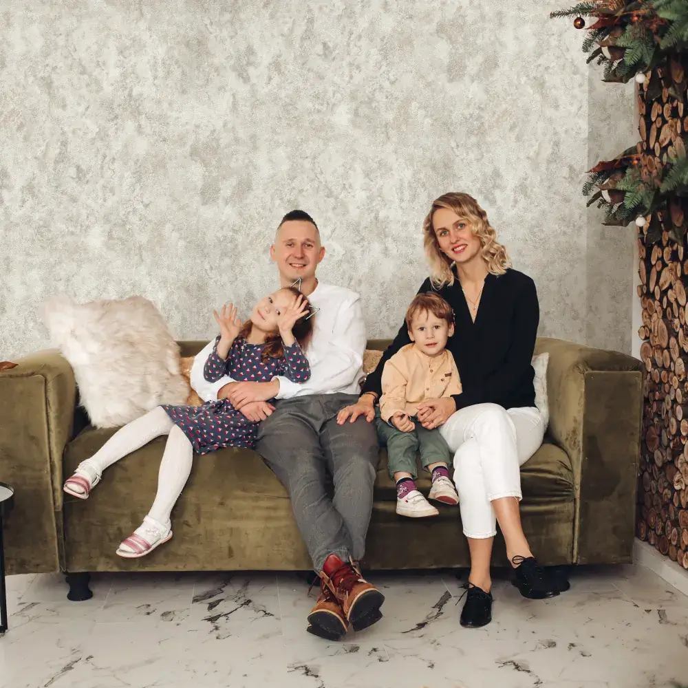 نمونه نصب کاغذ دیواری کرم ساده مدرن در پذیرایی