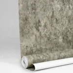 نمونه نصب شده کاغذ دیواری زیتونی 10158 در سالن پذیرایی - هماهنگی با مبلمان چوبی