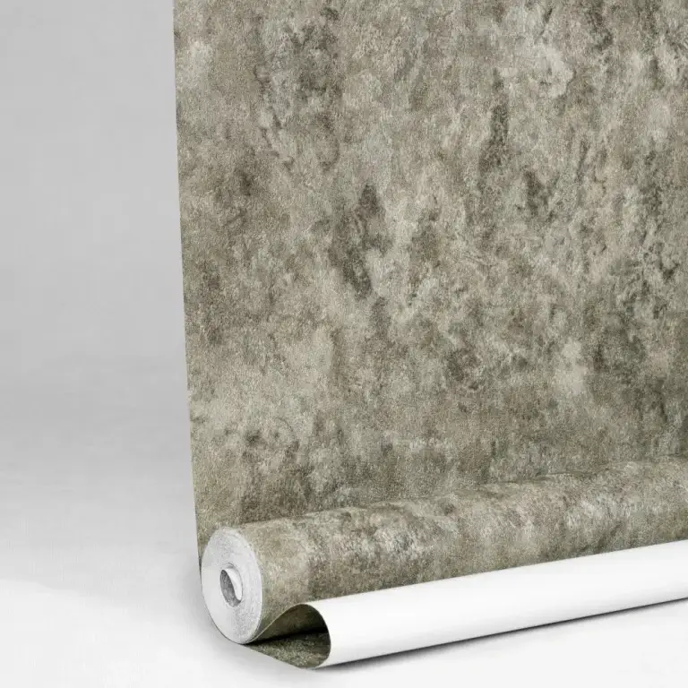 نمونه نصب شده کاغذ دیواری زیتونی 10158 در سالن پذیرایی - هماهنگی با مبلمان چوبی