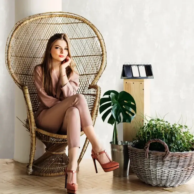 کاغذ دیواری برجسته با طرح ظریف و مدرن؛ مناسب دکوراسیون روشن و مینیمال.